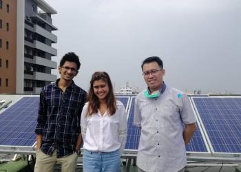 Paling kanan Ahmad Awaluddin Baiti, dosen PT. Eektronika bersama rekan di top-roof PV panel di salah satu gedung kampus.