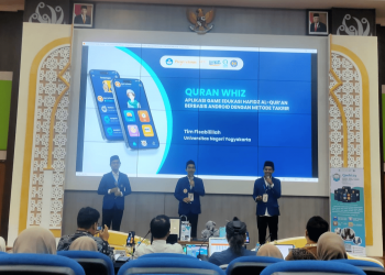 Tim Fisabilillah sedang memaparkan produknya di hadapan dewan juri