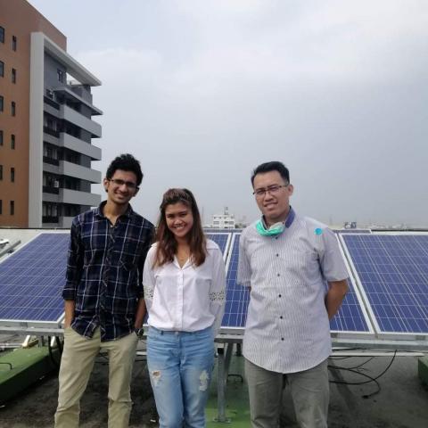 Paling kanan Ahmad Awaluddin Baiti, dosen PT. Eektronika bersama rekan di top-roof PV panel di salah satu gedung kampus.