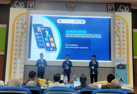 Tim Fisabilillah sedang memaparkan produknya di hadapan dewan juri